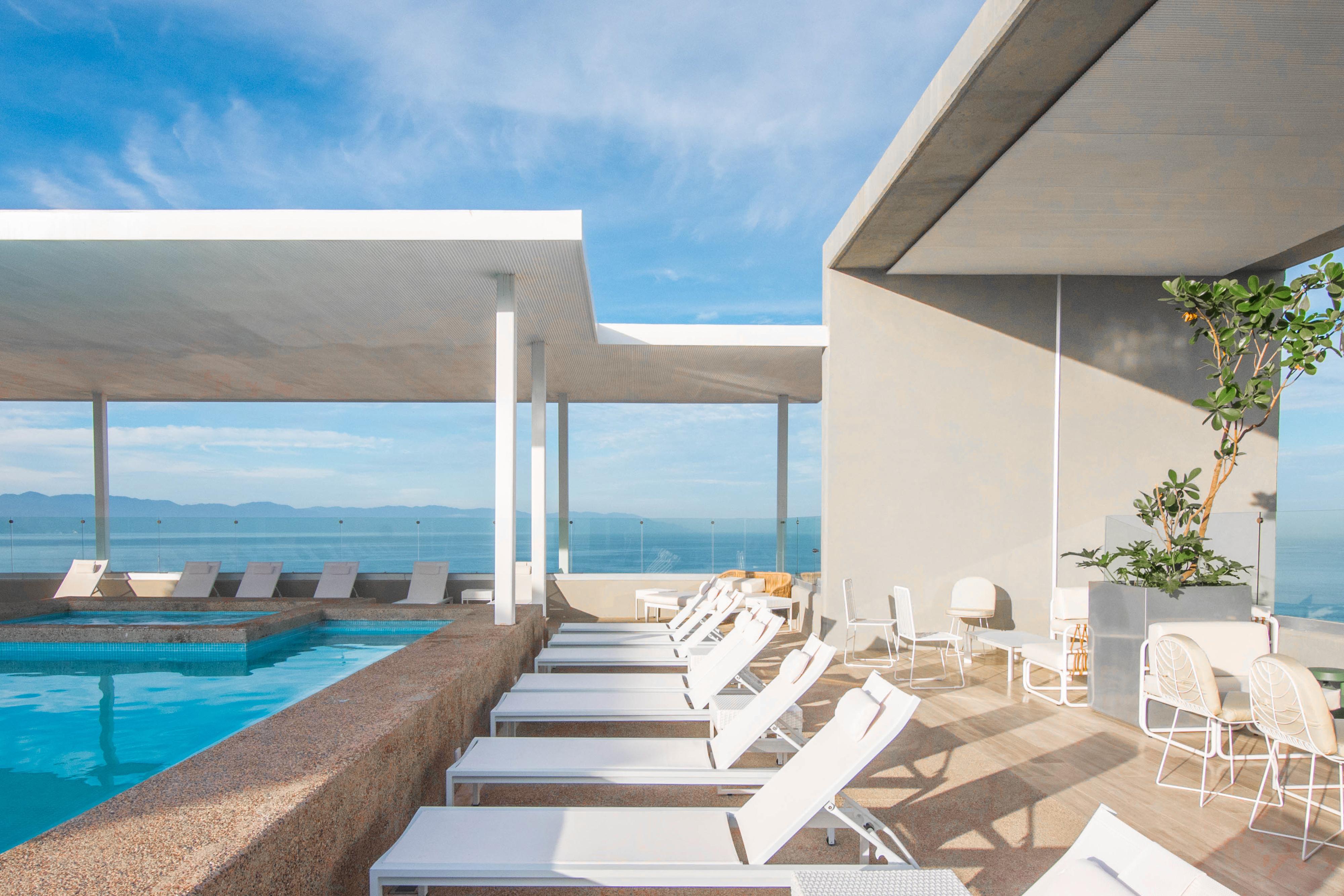 Hotel Mio Vallarta Unique & Different- Adults Only Puerto Vallarta Eksteriør bilde The rooftop pool at the hotel