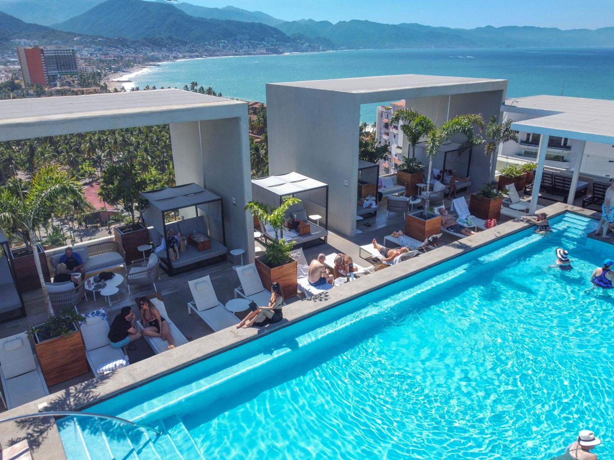 Hotel Mio Vallarta Unique & Different- Adults Only Puerto Vallarta Eksteriør bilde Rooftop pool at the hotel